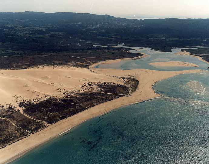 Dunas y salida al mar de la lagoa de Vixan