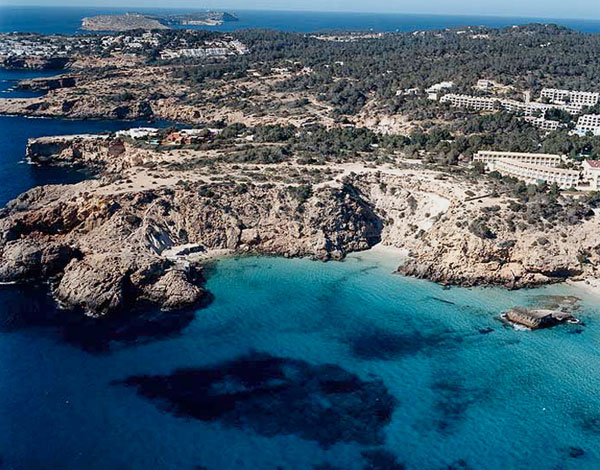 La costa hacia el N desde Cala Tarida