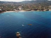 Platja d'Es Figueral y escollos negros