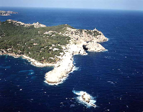 En primer plano Capdepera y el Faralló de Cala Gat. Al fondo Cap des Freus