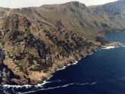 Proximidades de Cap de Ferruts virando hacia la bahía de Alcudia. Al fondo el pequeño dique de Es Ca