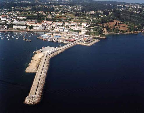 Dique de abrigo del puerto de Sada y Puerto Comercial.