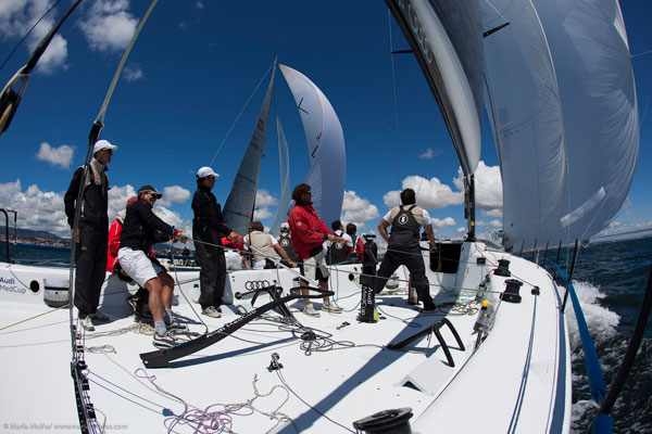 Fotos a bordo del Bribón durante la regata de entrenamiento del Circuito MedCup en Cascais