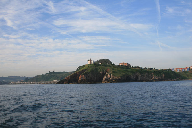 Punta del Cuerno. Faro de Candás desde el NE