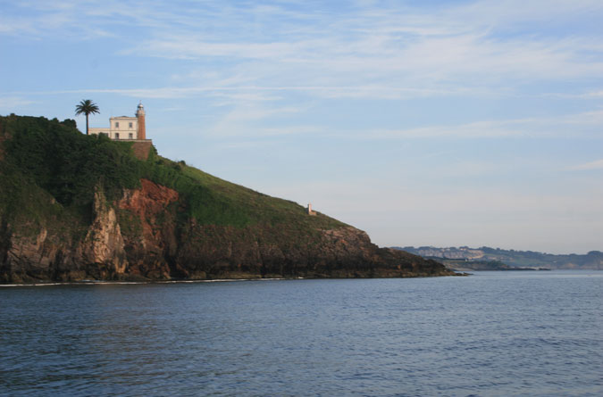 Punta del Cuerno. Faro de Candás desde el SE