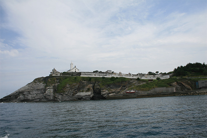 Faro y cementerio de Luarca