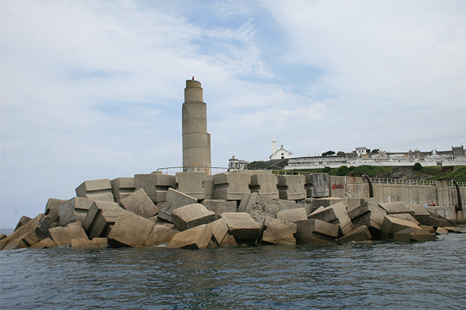 Punta del espigón de Luarca y faro