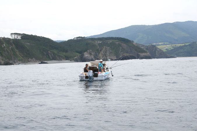 Pescando cerca de la Playa de Bozo en el bajo el Serrón