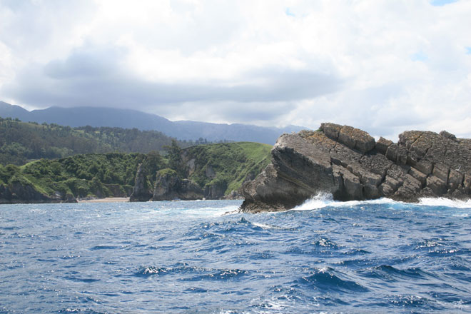 La Playa de Pendueles y sus rocas apuntando al cielo desde la mar.