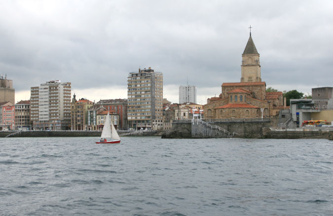 Iglesia de San Pedro Apostol desde la mar.