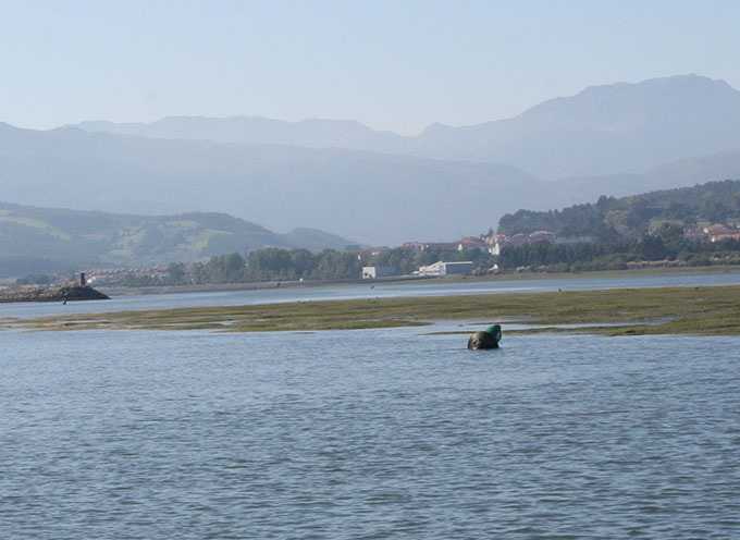 Boya Nº 5.- Canal de acceso al puerto de Colindres