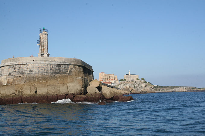 Remontando la punta del dique de abrigo de Castro Urdiales