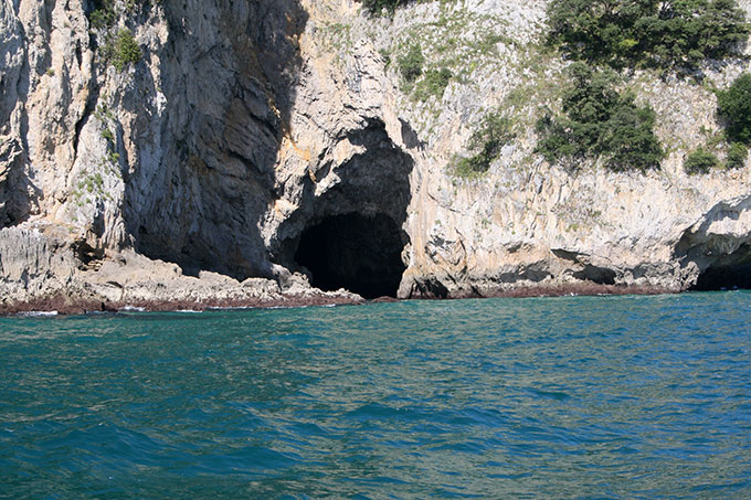 Cuevas en las rompientes del Buciero