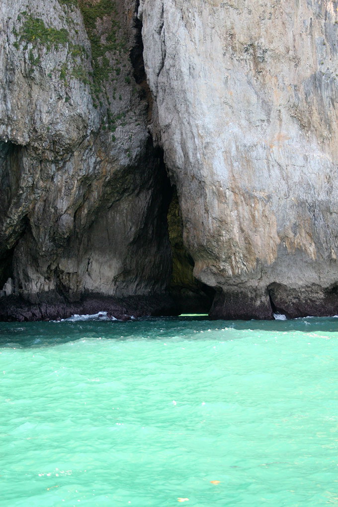 Cuevas en las rompientes del Buciero