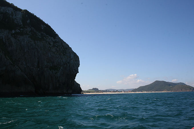 Punta del Águila. Al fondo la playa de Berria