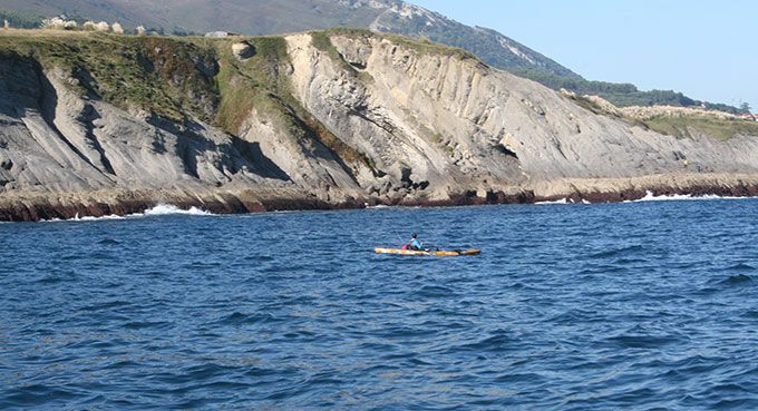 Pescando en kayak en la costa de Cérdigo