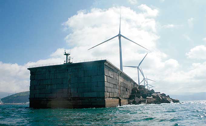 Punta del Dique de abrigo del Abra y aerogeneradores