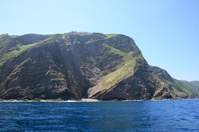 Pequeña cala al pie del acantilado