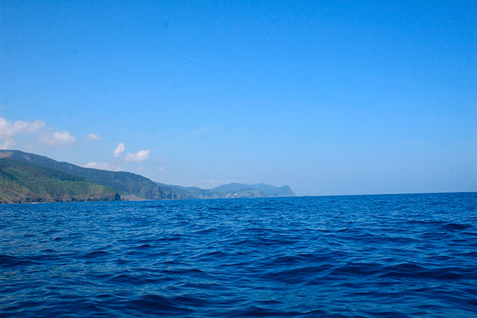 La costa que tenemos por proa desde Punta Talayape