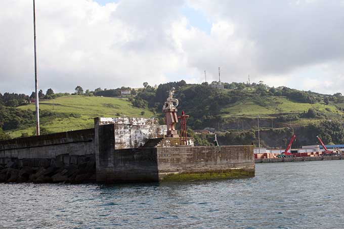 Detalle de la luz y estatua del contradique de Bermeo