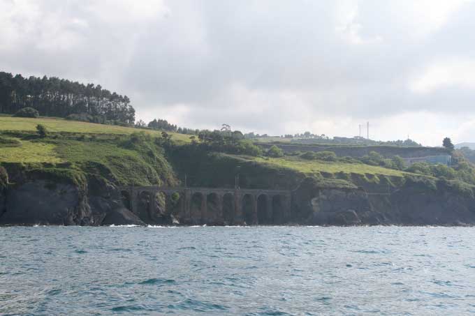 Punta Lamiaren. Acueducto del tren.