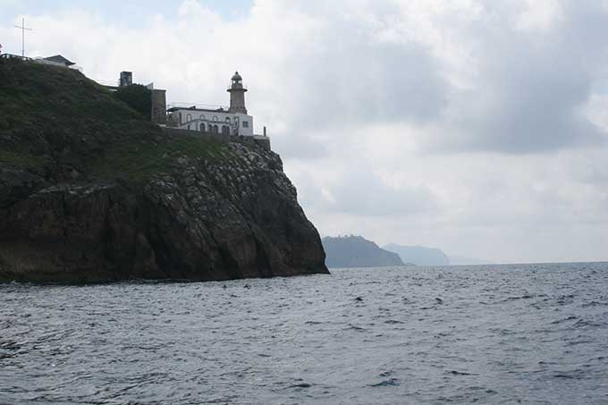 La costa hacia el W. Santa catalina en primer plano, al fondo Cabo Ogoño y Matxitxako