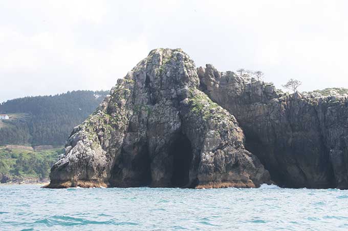 Cuevas y acantilados. Isla de San Nicolás. Lekeitio