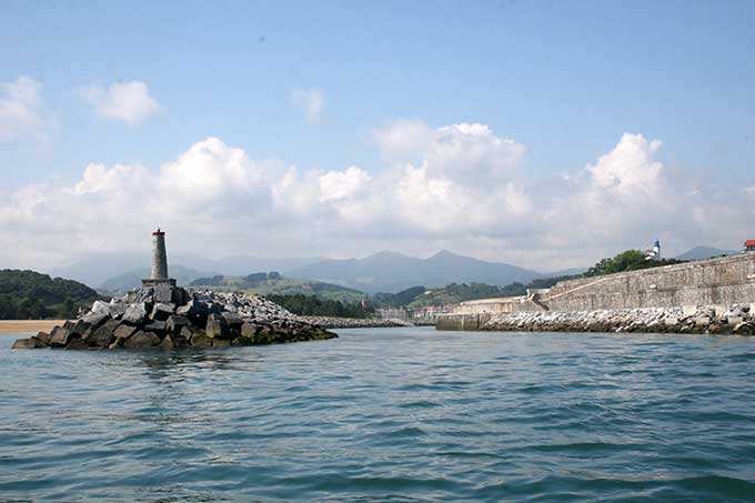 Aproando a la canal de la Ría de Zumaia