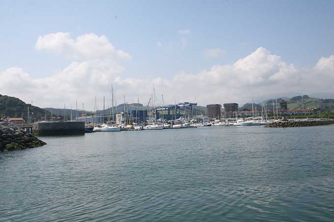 Bocana del puerto deportivo de Zumaia