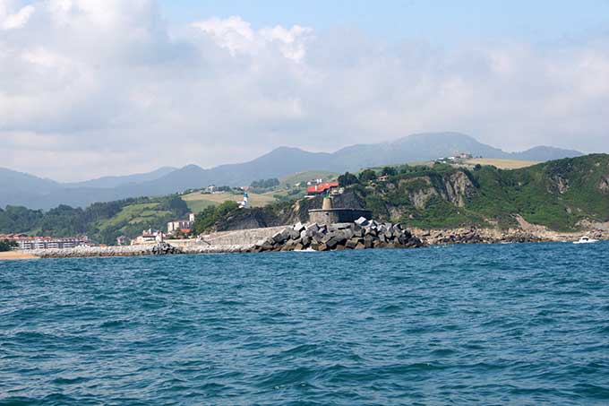 Dique de abrigo y de encauzamiento del Urola. barra de Zumaia