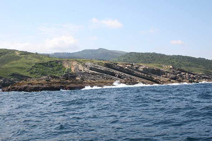 Punta Biosnar, al fondo el Jaizkibel