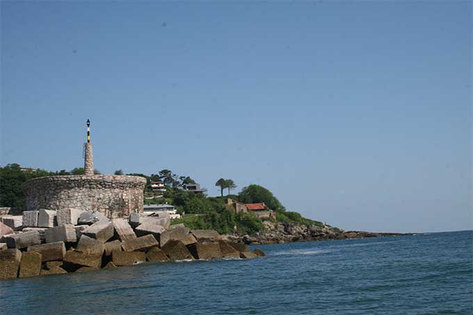 Codo del dique de abrigo del puerto pesquero de Hondarribia y balizamiento