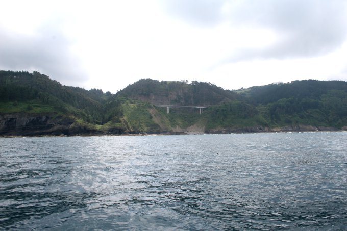 El puente de Atxaspi desde el mar