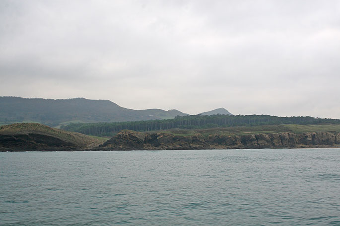 Antes de la playa de Canallave. Al fondo el pinar de Liencres