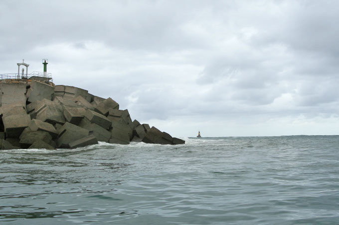 Al fondo la Piedra Burela y su baliza