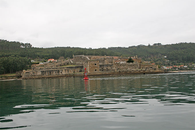 Boya y Castillo de San Felipe. Ría de Ferrol