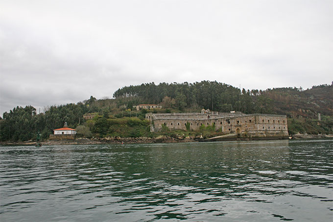 Castillo, boya y faro de la Palma. Ría de Ferrol