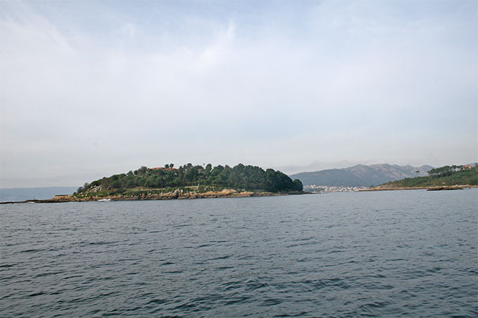 Isla de Creba. Canal con tierra. Inicio del polígono de bateas mejilloneras