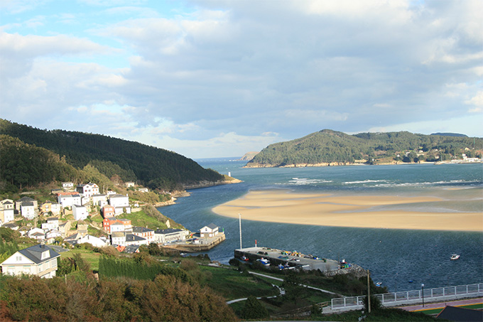 Ría de O Barqueiro con marea baja. Canal de entrda al puerto