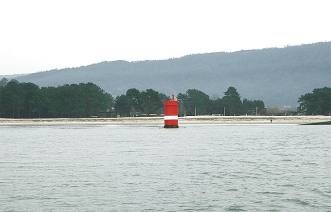 Baliza del dique de la playa de Cabanas. Desembocadura del Eume