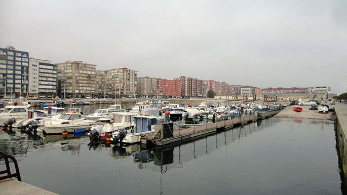 Puerto pesquero al fondo varaderos