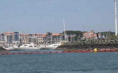 Luz amarilla dique Sokoburu. Bahía de Txingudi