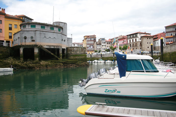 Bajamar en el puerto de Llanes