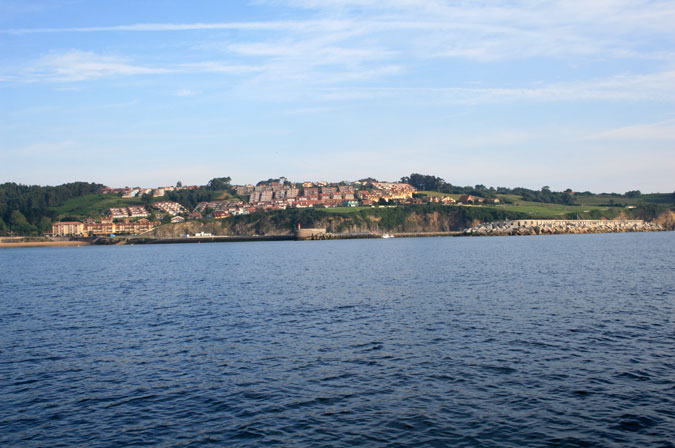 Dique de abrigo y bocana del puerto deportivo de Luanco