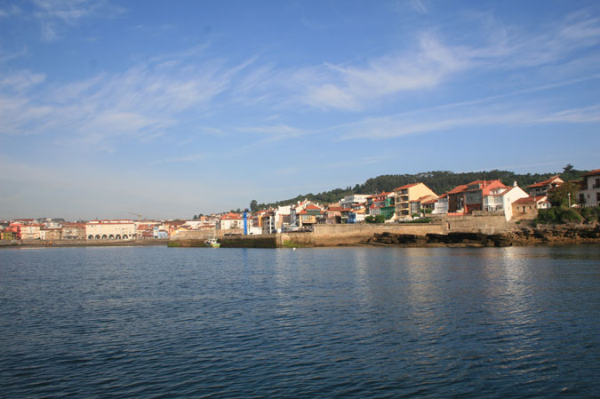 Grúa al servicio de la marina de Luanco