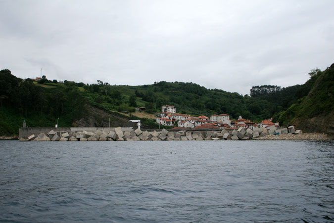 Puerto de Tazones. Dique de abrigo.