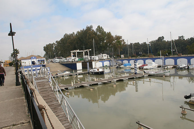 Travel, rampa de varada y estación de autocaravanas