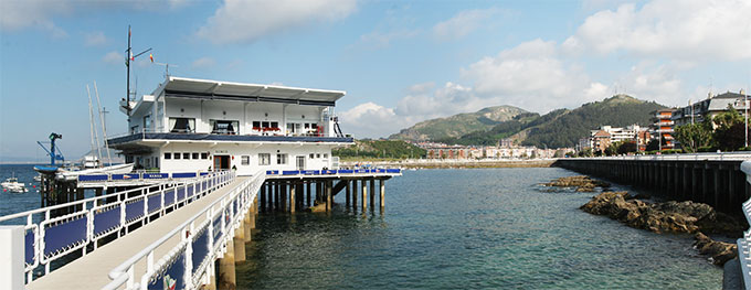 Club Náutico. Al fondo la playa de Brazomar