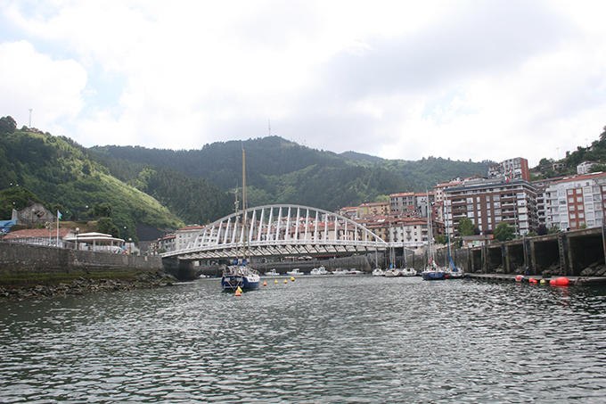 Puerto de Ondarroa. Canal del Artibai. fondeo y pantalanes adosados al dique de encauzamiento