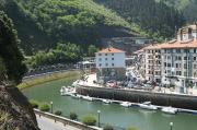 Puerto de Ondarroa. Canal del Artibai. Pantalanes adosados al dique de encauzamiento